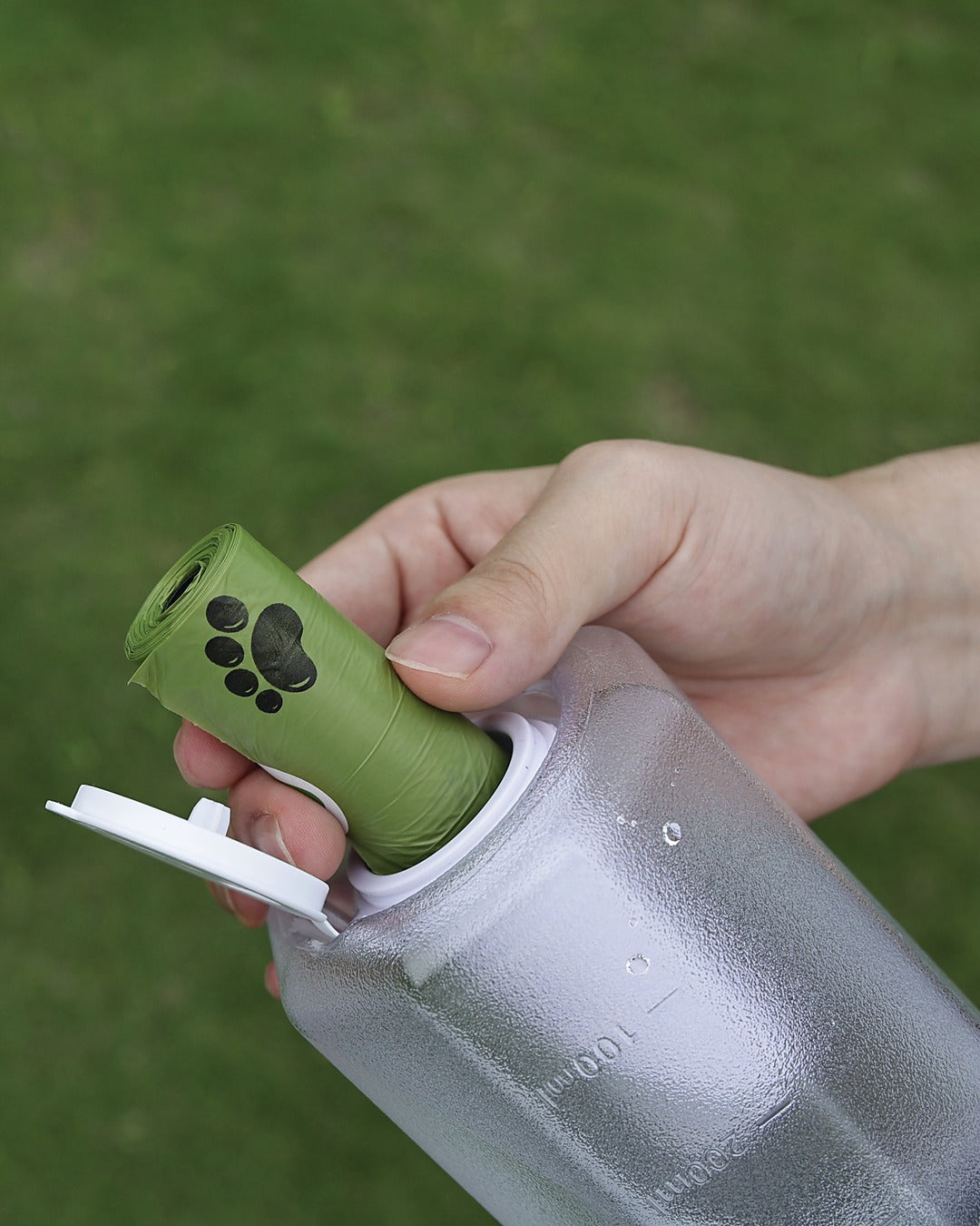 Köpek Seyahat Suluğu 600 ml Mama ve Poşet Bölmeli 3'ü 1 Arada Beyaz M-Pets On the Road White Chalk