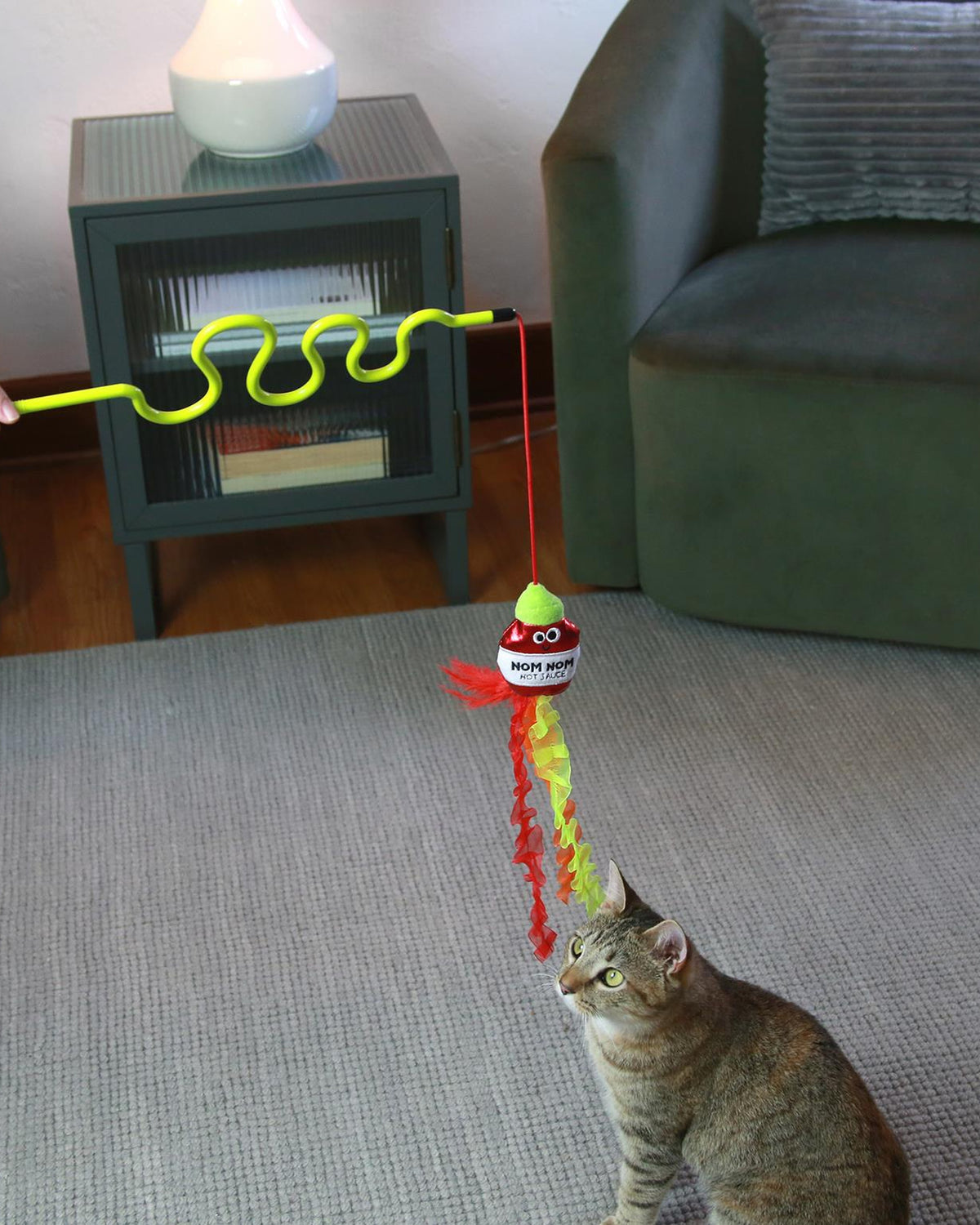 Kedi Nanesi ve Matatabili Acı Sos Figürlü Kurdeleli Kedi Oltası Mad Cat Nom Nom Hot Sauce