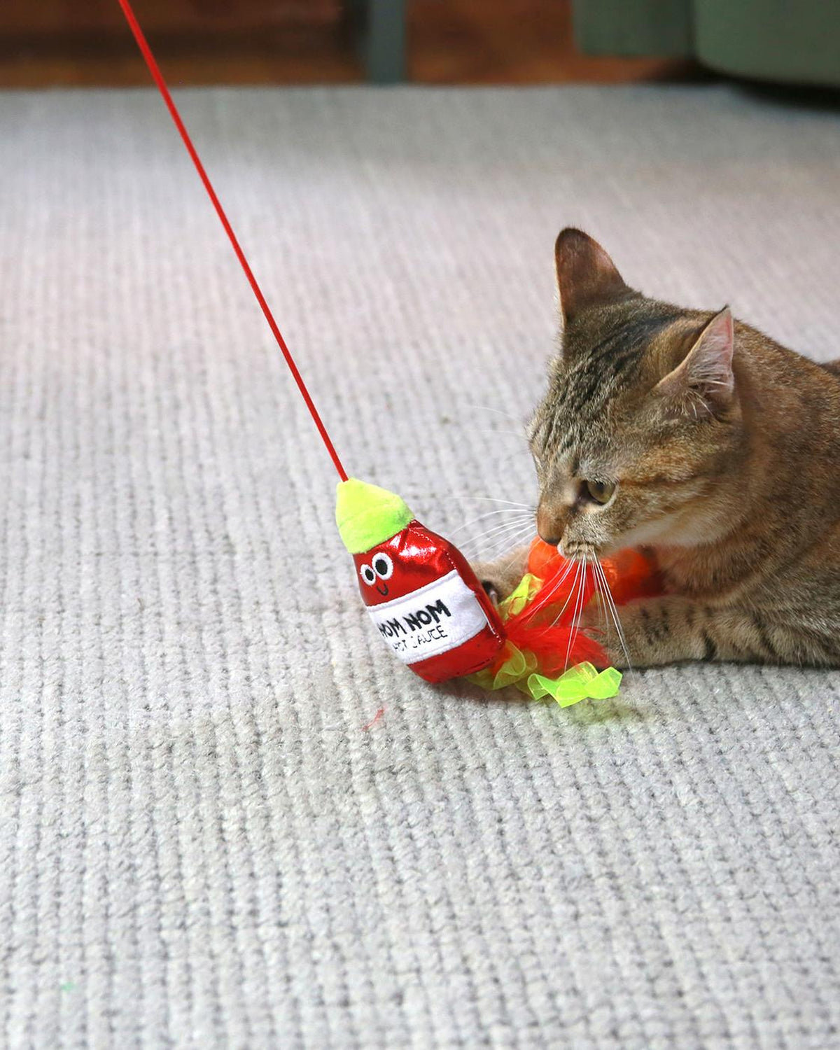 Kedi Nanesi ve Matatabili Acı Sos Figürlü Kurdeleli Kedi Oltası Mad Cat Nom Nom Hot Sauce